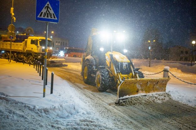 Stacijas ielas tīrīšana.