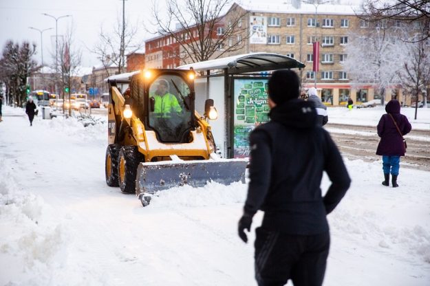 Sniega tīrīšana Lielajā ielā