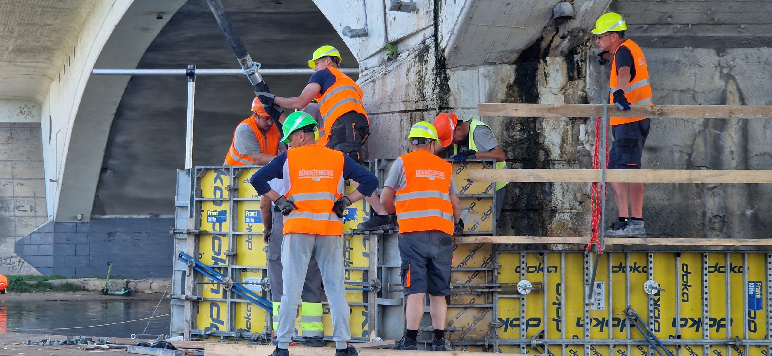 Veiks Lielupes tilta balsta betonēšanu; ceturtdien uz tilta būs ierobežota satiksme